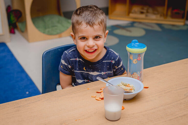 alt='lunch time makes happy students'